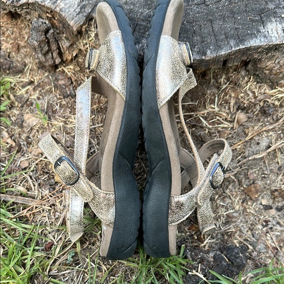 Taos Bea Gold Metallic Sandals with 3 Adjustable Straps•Size 7 - Picture 14 of 14